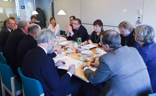 Business Meeting with Juhan Parts, Minister of Economy and Communications of Estonia, about the EU Digital Agenda at the BDF Office in Copenhagen, 2 February 2012. Six roles that share out authority for measurement delivery